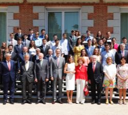 Sus Majestades los Reyes junto a los miembros del Patronato y los alumnos becados